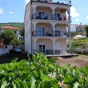 https://apartmani-mojca.primorje-gorskikotar.com